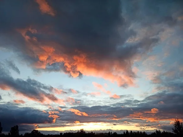 美しい淡い絵のような雲と夜の風景 雲と夜の風景 日没時の暗い雲 明るい雲と美しい夕日 夕暮れに近づく — ストック写真