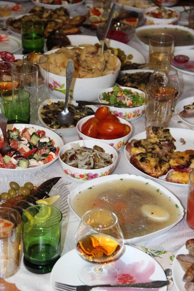 Накрытие Праздничного Стола Праздничный Стол Вкусными Блюдами Много Еды Столе — стоковое фото