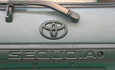 Kyiv / Ukrayna. 28 Eylül 2019: Toyota Sequoia logosu ve cam sileceği. Modern Toyota otomobili Kiyv 'de sergilenmektedir. Japon markası Toyota. Toyota 'nın işareti