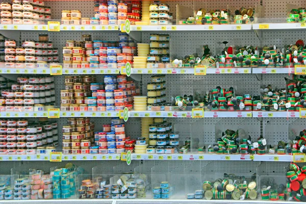 Kyjev Ukrajina Březen 2019 Regálech Supermarketu Prodává Škála Kaviáru Huňáčka — Stock fotografie