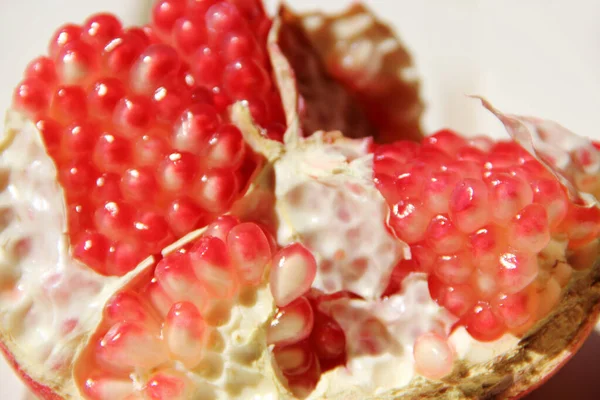 Rompido Romã Madura Perto Sementes Maduras Romã Perto Frutas Deliciosas — Fotografia de Stock