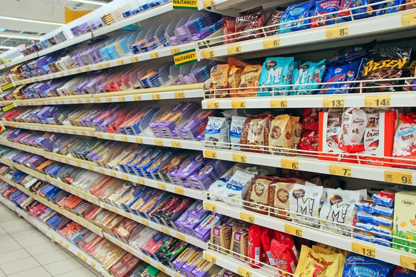 Lodz Poland 2019 맞은편에 초콜릿과 사탕이 풍부하다 슈퍼마켓 카운터에 초콜드 스톡 사진