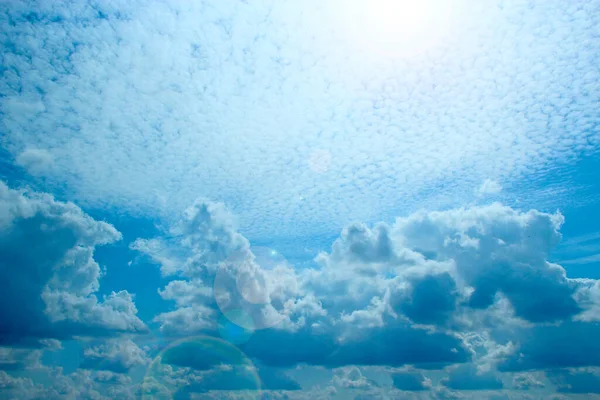 雲の上に輝く太陽への飛行機の窓からの眺め 太陽の光で照らされた雲 日当たりの良い光線で美しい白い雲 太陽と空の風景 天のパノラマ — ストック写真