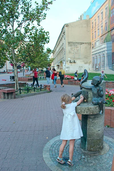 Lodz Polonia Agosto 2019 Niña Lavándose Las Manos Fuente Estatua — Foto de Stock