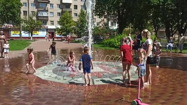 Чернігів Україна Липня 2020 Року Діти Отримують Задоволення Від Міських — стокове відео
