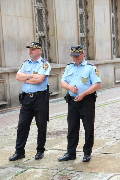 Zwei Polizisten Stehen Danzig Wache Polizisten Sind Der Stadt Einsatz — Stockfoto