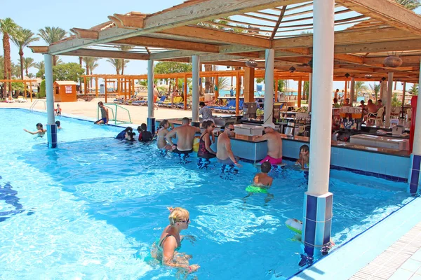 Hurghada Egitto Agosto 2018 Turisti Siedono Bar Piscina Turismo Massa — Foto Stock
