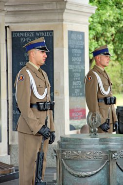 Varşova / Polonya. 27 Temmuz 2019: Varşova 'daki Meçhul Askerin Mezarı. Askerler Varşova 'nın orta bölgesinde Meçhul Asker' in Mezarı 'nı koruyorlar. Polonya 'daki Meçhul Asker Mezarı