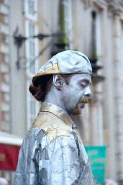 Gdansk / Polonya. 21 Haziran 2019: Gdansk caddesinde canlı heykel olarak çalışan bir adamın yüzü. Şehir sokaklarında çalışan bir sokak sanatçısı. Turistler Gdansk 'ta yaşayan heykelin yanından geçiyorlar. Canlı heykel yüzü yakın çekim