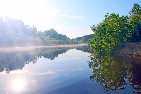 Mañana Amanece Sobre Río Maravilloso Paisaje Verano Río Está Cubierto —  Fotos de Stock