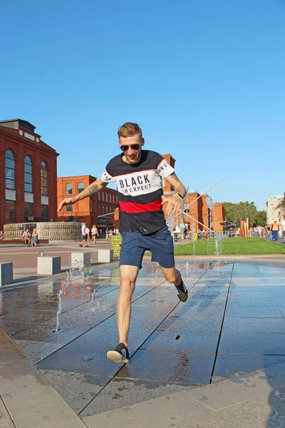 Lodz Polonia Agosto 2019 Hombre Moda Corriendo Través Del Charco —  Fotos de Stock