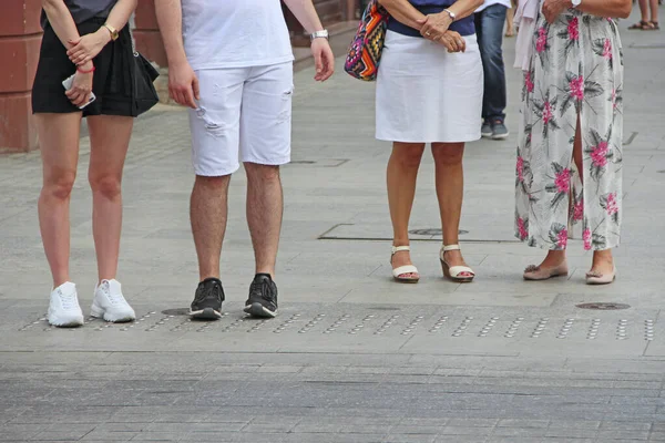 Les Touristes Pieds Dans Ville Des Jambes Humaines Debout Passage — Photo