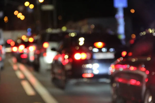 Automóveis Com Faróis Luzes Acesas Cidade Noturna Carros Com Faróis — Fotografia de Stock