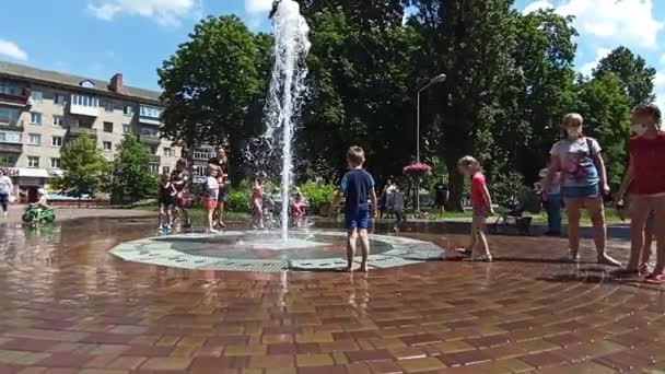 Chernihiv Ukrajina Červenec 2020 Děti Baví Městskými Fontánami Horkém Letním — Stock video