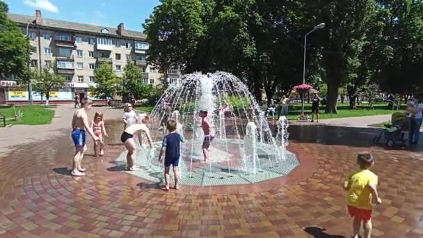 Czernihów Ukraina Lipca 2020 Dzieci Bawią Się Miejskimi Fontannami Upalny — Wideo stockowe