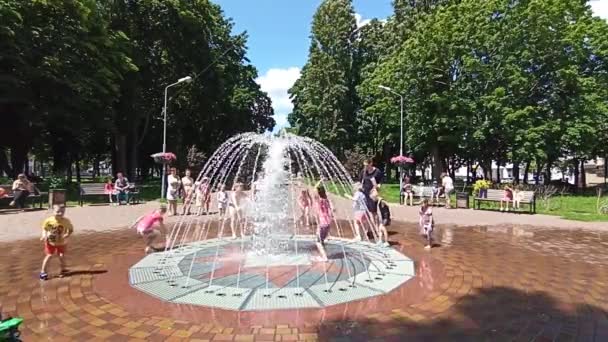 Chernihiv Ucrania Julio 2020 Los Niños Divierten Con Las Fuentes — Vídeo de stock