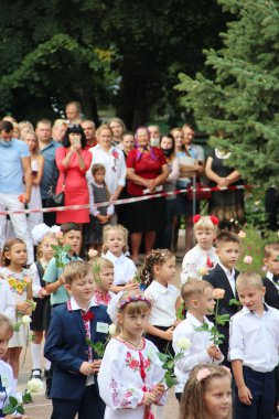 Chernihiv / Ukrayna. 01 Eylül 2020: Ukrayna okulunda eğitim sezonunun açılışı. Chernihiv şehrinde Bilgi Günü kutlaması. 1 Eylül 'de Ukrayna' da tatil. Gala etkinliğindeki çocuklar. Bilgi Tatili