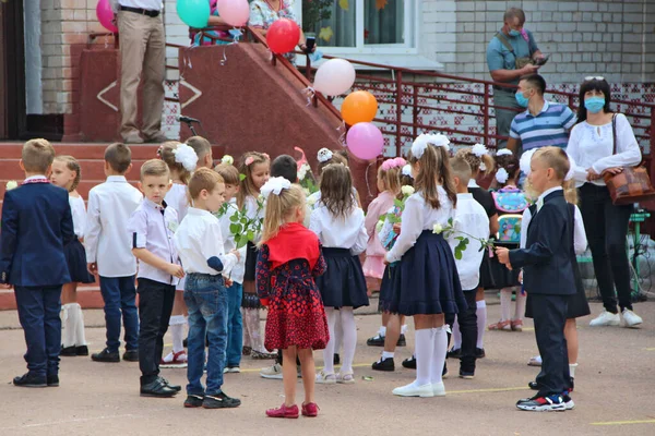 切尔尼赫夫 乌克兰 2020年9月1日 乌克兰学校开学 在切尔尼赫夫市庆祝知识日 9月1日在乌克兰度假 孩子们在嘉年华活动 知识的假日 — 图库照片
