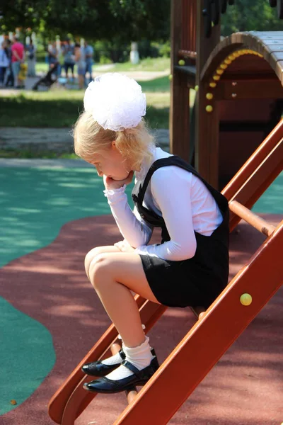 Uczennica Jest Smutna Siedzi Placu Zabaw Obrażone Dziecko Dziecko Nie — Zdjęcie stockowe