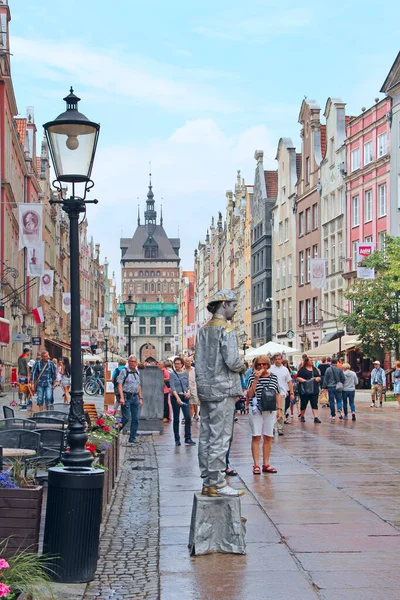 Gdansk ポーランド 2019年6月21日 グダニスクの通りに立つ仏像 街の通りで活動するストリートアーティスト 観光客はグダニスクの生きた像を通り過ぎます グダニスクの古い部分の美しい建築物 — ストック写真