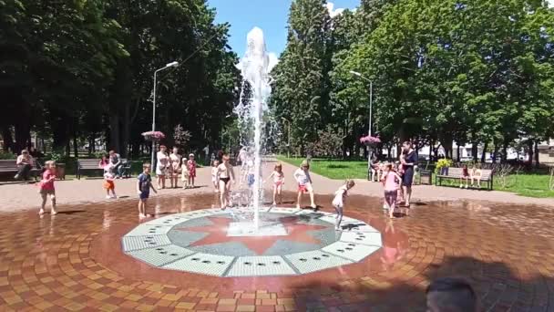 Чернігів Україна Липня 2020 Року Діти Отримують Задоволення Від Міських — стокове відео