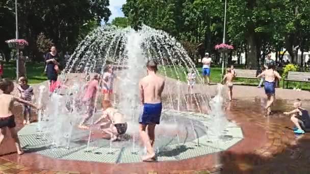 切尔尼赫夫 乌克兰 2020年7月2日 炎炎夏日 孩子们与城市喷泉一起玩乐 孩子们在炎炎夏日玩水上飞机 城市里的热 炎热的夏日 — 图库视频影像