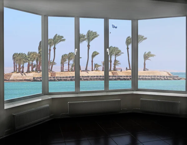 海を見下ろす居心地の良い部屋 海との風景 水平線を海の表面で見る現代のプラスチック窓です 旅行のコンセプト 窓のガラスだ 美しいパノラマの窓 — ストック写真