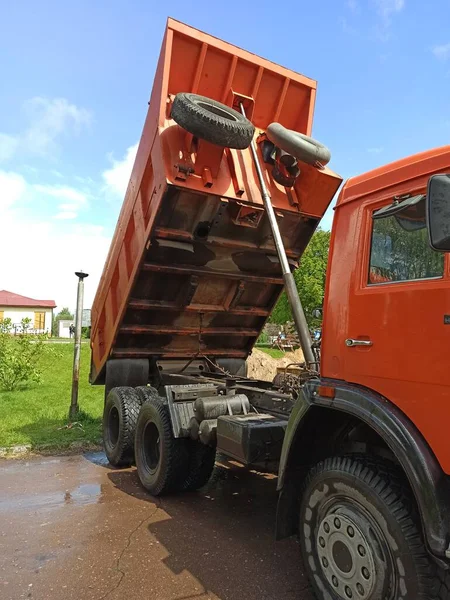 Dump Lastbil Står Med Kroppen Upp Lastbil För Transport Bulklast — Stockfoto