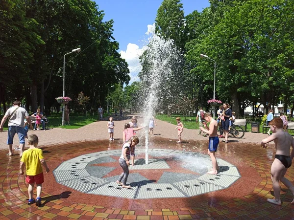 Tschernihiw Ukraine Juli 2020 Kinder Vergnügen Sich Heißen Sommertagen Mit — Stockfoto