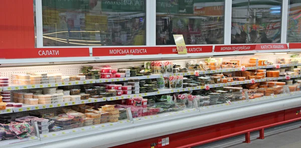 Kiev Ucrânia Março 2019 Loja Produtos Enlatados Saladas Diferentes Laminaria — Fotografia de Stock