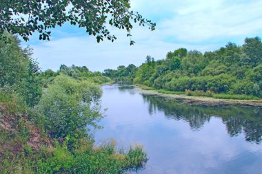 Bir grup insan güzel bir nehir boyunca kanoyla yelken açıyorlar. Yaz tatili. Yazın nehirde spor ve eğlence. Nehirde kano yapıyorum. Dostlar birlikte vakit geçirir nehirde yelken açarız