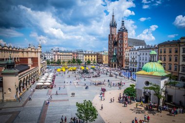 Cracow (Krakow) - Main Square (Rynek Glowny) pazarı (Sukiennice), Adam Mickiewicz Anıtı (pomnik Adama Mickiewicza), Saint Mary Kilisesi (Kosciol Mariacki) ve Saint Adalbert Kilisesi (Kosciol SW Wojciecha)