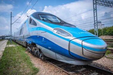 Krakow, Polonya - 20 Temmuz 2018; PKP şehirlerarası yüksek hızlı tren Pendolino Cracow platformu
