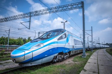 Krakow, Polonya - 20 Temmuz 2018; PKP şehirlerarası yüksek hızlı tren Pendolino Cracow platformu