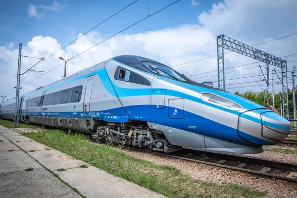 Krakow, Polonya - 20 Temmuz 2018; PKP şehirlerarası yüksek hızlı tren Pendolino Cracow platformu
