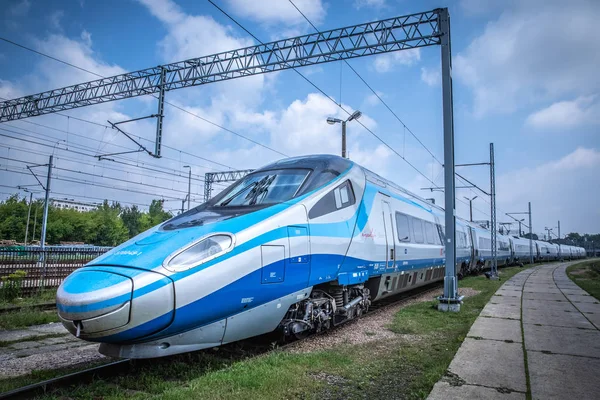 Krakow, Polonya - 20 Temmuz 2018; PKP şehirlerarası yüksek hızlı tren Pendolino Cracow platformu
