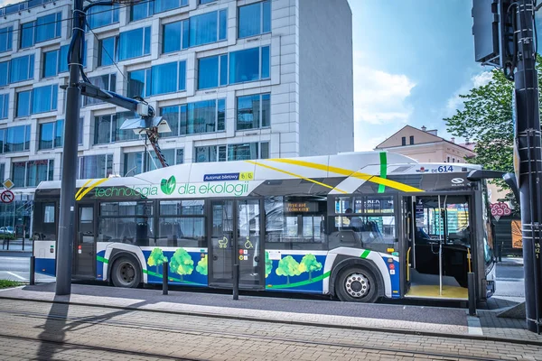 Krakow, Polonya - 20 Temmuz 2018; Elektrikli otobüs Solaris Urbino 12 Cracow