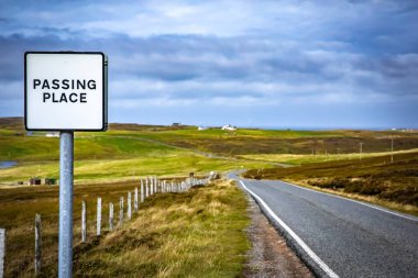 İskoçya, Shetland Adaları, güzel görünümü ile yer geçen yol, adanın