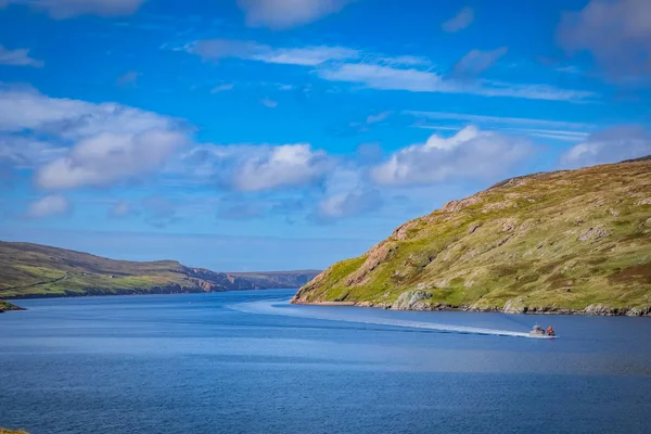 ボートでの島のスコットランド シェトランド諸島 美しいビュー — ストック写真