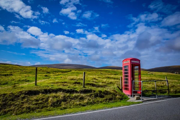 スコットランド シェトランド諸島 道路と公衆電話と島の美しいビュー — ストック写真