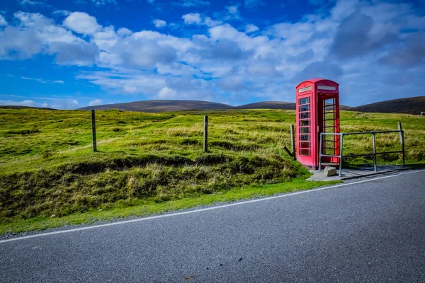 スコットランド シェトランド諸島 道路と公衆電話と島の美しいビュー — ストック写真