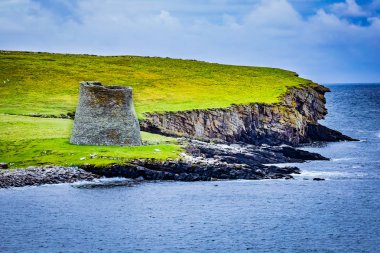 Mousa Broch is the finest preserved example of an Iron Age broch or round tower. It is in the small island of Mousa in Shetland, Scotland. It is the tallest broch still standing and amongst the best-preserved prehistoric buildings in Europe. clipart