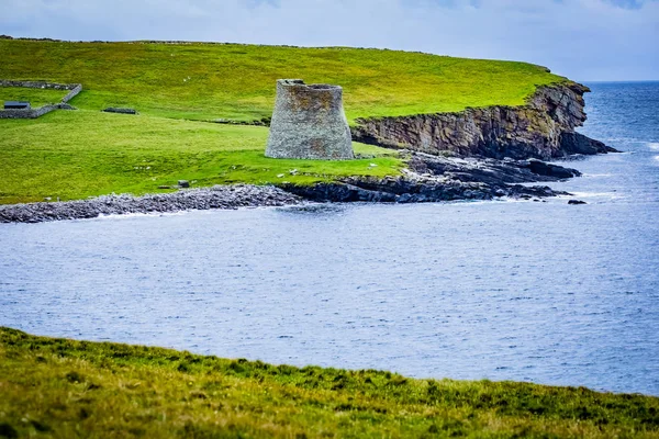布罗奇是保存最好的铁器时代堆或圆形塔的例子 它位于苏格兰设得兰的穆萨小岛上 它是仍然站着的最高的小溪 也是欧洲保存最完好的史前建筑之一 — 图库照片