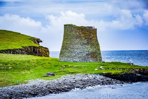 布罗奇是保存最好的铁器时代堆或圆形塔的例子 它位于苏格兰设得兰的穆萨小岛上 它是仍然站着的最高的小溪 也是欧洲保存最完好的史前建筑之一 — 图库照片