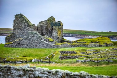 İskoçya, Shetland Adaları, Jarlshof en iyi bilinen tarih öncesi arkeolojik Shetland, İskoçya'da bir sitedir. Shetland anakara Güney ucu yer alır ve en dikkat çekici arkeolojik hiç excava siteleri olarak açıklanan