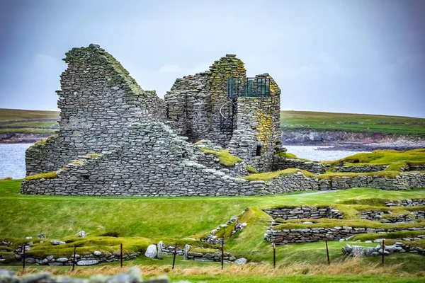 İskoçya, Shetland Adaları, Jarlshof en iyi bilinen tarih öncesi arkeolojik Shetland, İskoçya'da bir sitedir. Shetland anakara Güney ucu yer alır ve en dikkat çekici arkeolojik hiç excava siteleri olarak açıklanan