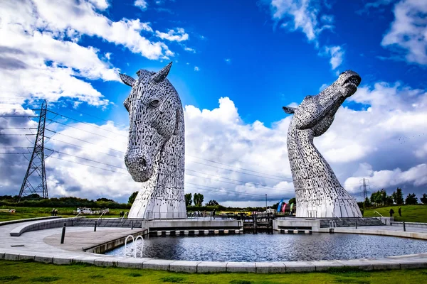 Falkirk, İskoçya - 10 Eylül 2017: Kelpies 30 metre yüksek at-başı heykeller kelpies, Helix ayakta featuring vardır