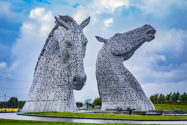 Falkirk, İskoçya - 10 Eylül 2017: Kelpies 30 metre yüksek at-başı heykeller kelpies, Helix ayakta featuring vardır