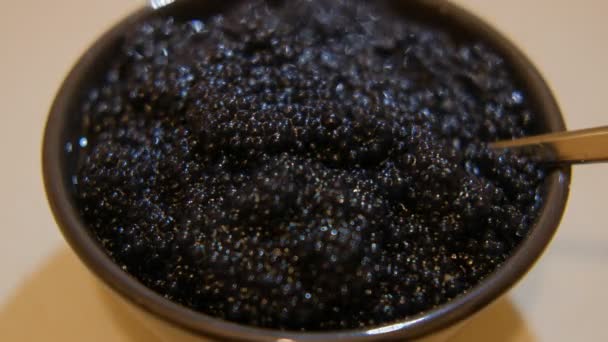 Colher de metal e caviar preto, close-up — Vídeo de Stock