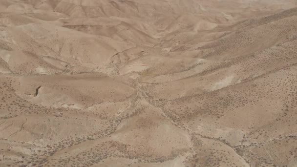 Luchtfoto woestijn heuvels monochroom landschap drone — Stockvideo